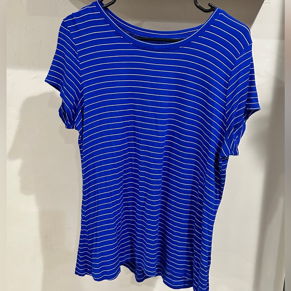 Women’s Apt 9 top in size L